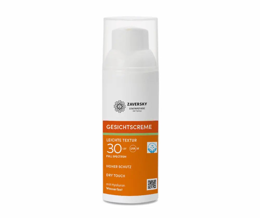 Zaversky Gesichtscreme mit LSF 30 im weißen Pumpspender, orangefarbenes Etikett mit leichter Textur, hohem Schutz, Dry Touch und Hyaluron