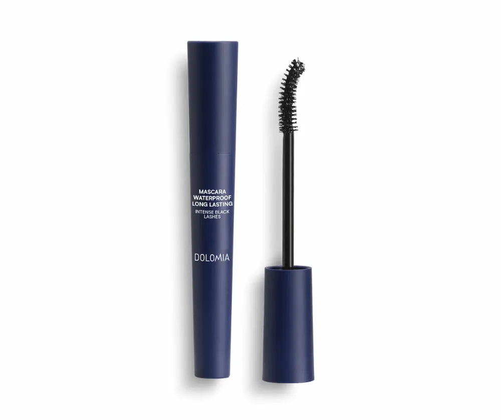 Dolomia Mascara Waterproof Long Lasting Intense Black Lashes in dunkelblauer Tube mit geöffnetem Applikator und Bürstchen