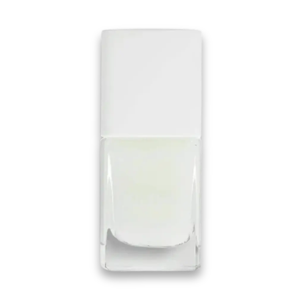 Rechteckige Nagellackflasche aus klarem Glas mit weißem Schraubverschluss und hellem, leicht grünlich-weißem Lack, Vorderansicht.
