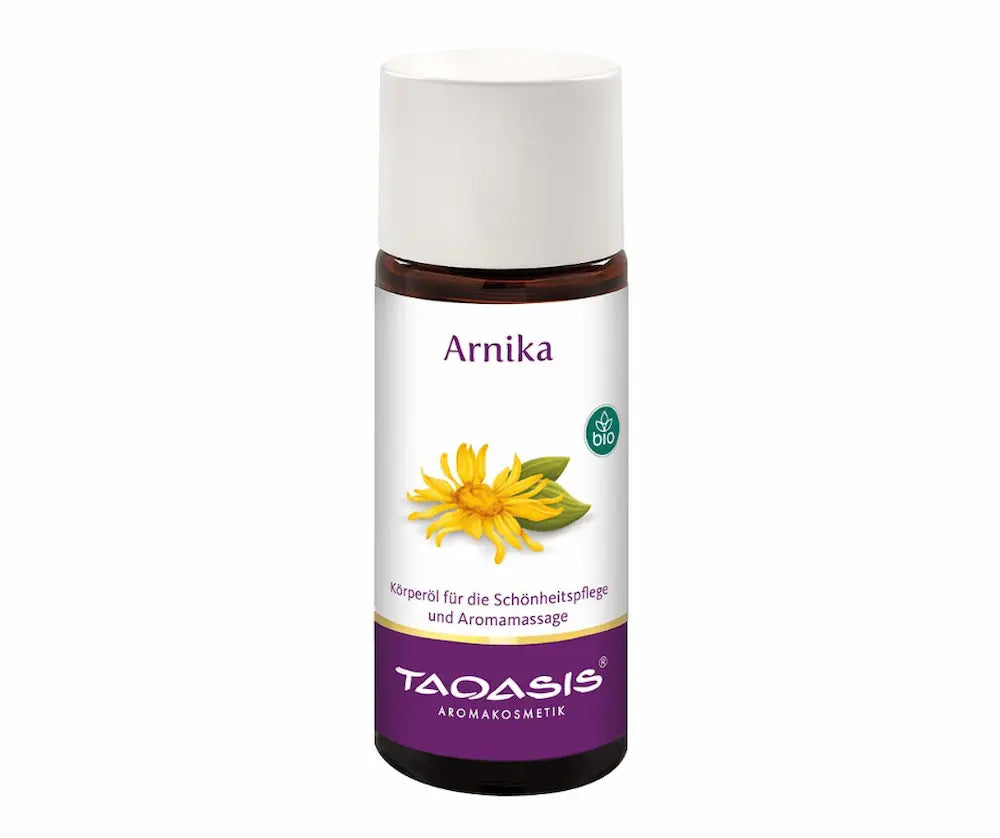 Taoasis Arnika Körperöl in brauner Glasflasche mit weißem Deckel, Bio-Siegel und Arnikablüten-Motiv, für Schönheitspflege und Aromamassage