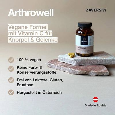 Arthrowell Kapseln von Zaversky im Braunglas auf Steinplatten, mit Hinweisen auf vegane Formel, Vitamin C und Herstellung in Österreich.