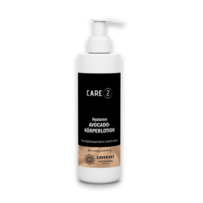 CARE Z Hyaluron Avocado-Körperlotion in weißer Pumpflasche mit schwarz-beigem Etikett, feuchtigkeitsspendend, leichte Textur.