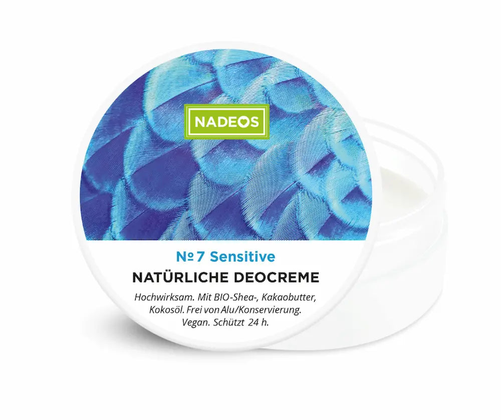 Geöffnete NADEOS No 7 Sensitive natürliche Deocreme im weißen Tiegel mit blau gemustertem Deckel und sichtbarer weißer Creme