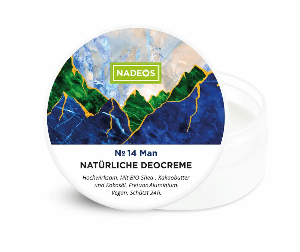 Runder weißer Tiegel mit Deckel im blau-grünen Bergmotiv und grünem NADEOS-Logo, Aufschrift „Nº 14 Man – Natürliche Deocreme", offener Tiegel mit weißer Creme
