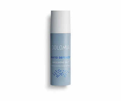 Dolomia Phyto Defence+ Emulsione 24/7 Prima protezione antietà in hellblauer Pumpflasche mit weißer Kappe, Vorderansicht
