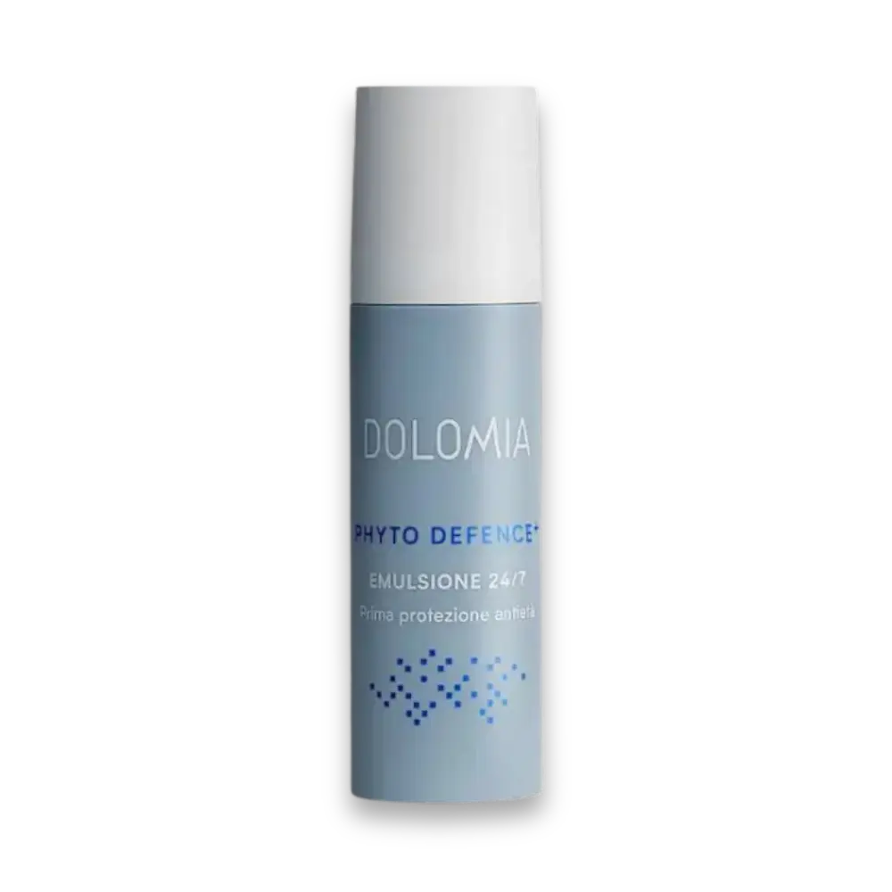Dolomia Phyto Defence+ Emulsione 24/7 Prima protezione antietà in hellblauer Pumpflasche mit weißer Kappe, Vorderansicht