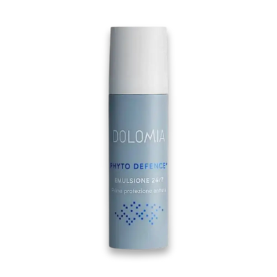 Dolomia Phyto Defence+ Emulsione 24/7 Prima protezione antietà in hellblauer Pumpflasche mit weißer Kappe, Vorderansicht