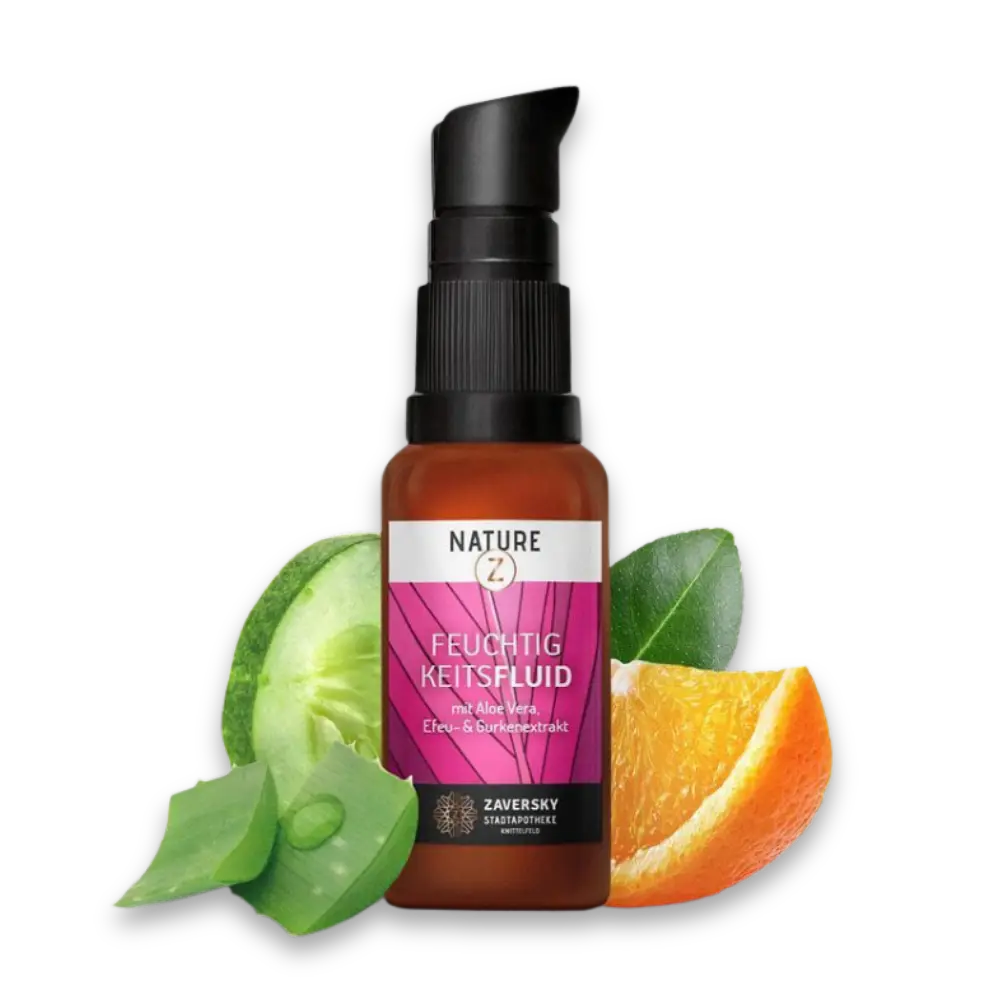NATURE Z Feuchtigkeitsfluid in brauner Pumpflasche mit pinkem Etikett, umgeben von Aloe Vera, Gurken- und Orangenscheibe