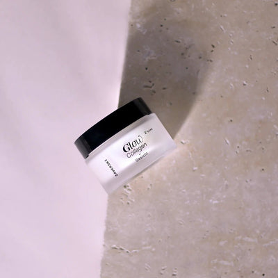Zaversky Z-Luxe Glow Collagen Gesichtscreme im weißen Glastiegel mit schwarzem Deckel auf hellem Steinuntergrund