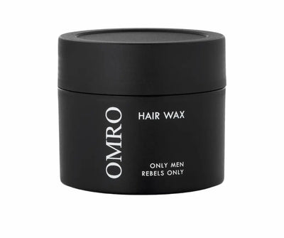 Schwarzer Tiegel OMRO Hair Wax mit weißer Aufschrift „Only Men Rebels Only“, Vorderansicht vor weißem Hintergrund