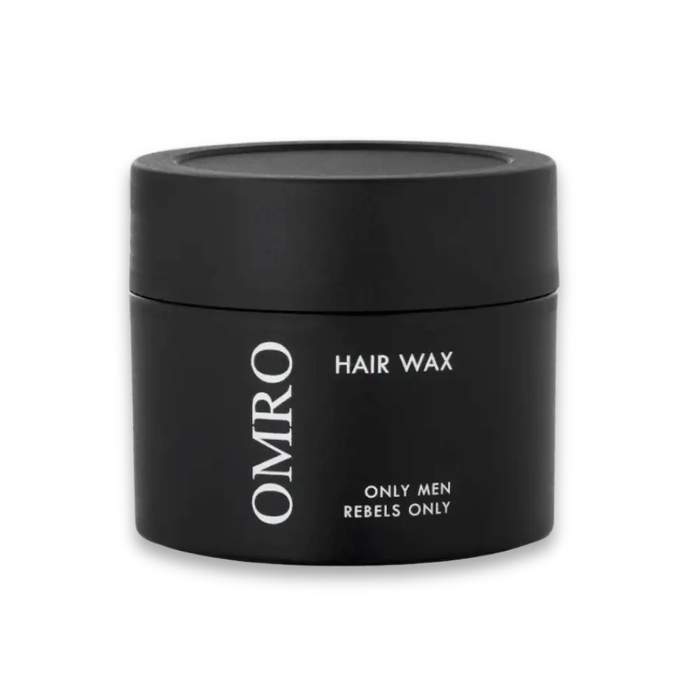 Schwarzer Tiegel OMRO Hair Wax mit weißer Aufschrift „Only Men Rebels Only“, Vorderansicht vor weißem Hintergrund