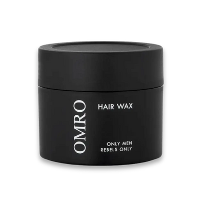 Schwarzer Tiegel OMRO Hair Wax mit weißer Aufschrift „Only Men Rebels Only“, Vorderansicht vor weißem Hintergrund