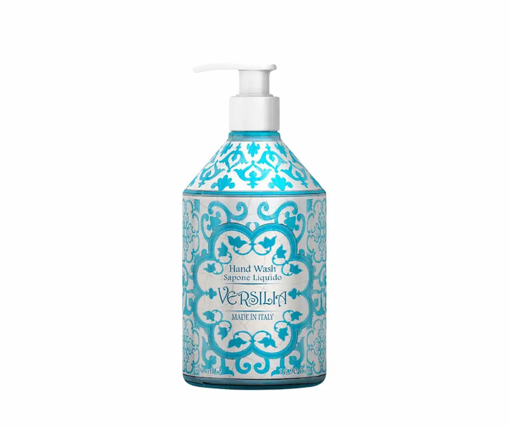 Flüssige Handseife Versilia im Pumpspender mit türkis-weißem Ornamentdesign, Aufschrift „Hand Wash Sapone Liquido“, Made in Italy, Vorderansicht