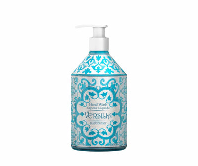 Flüssige Handseife Versilia im Pumpspender mit türkis-weißem Ornamentdesign, Aufschrift „Hand Wash Sapone Liquido“, Made in Italy, Vorderansicht