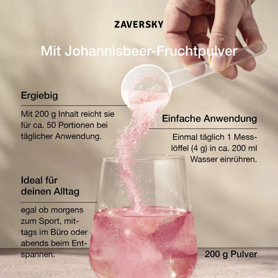 Rosa Johannisbeer-Fruchtpulver wird mit Messlöffel in ein Glas Wasser eingerührt, 200 g Inhalt für ca. 50 Portionen.