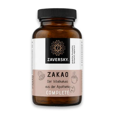 Braunglasdose mit schwarzem Schraubverschluss, Etikett mit Zaversky-Logo, Aufschrift ZAKAO Der Vitalkakao aus der Apotheke Complete, Kakaobohnen- und Tassensymbol, Vorderansicht