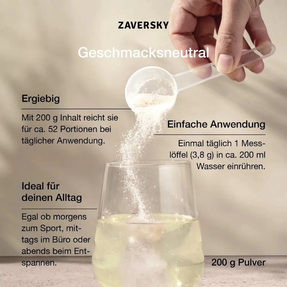 Zaversky Kollagen Pulver geschmacksneutral, Hand rührt Messlöffel in Wasserglas, 200 g für ca. 52 Portionen
