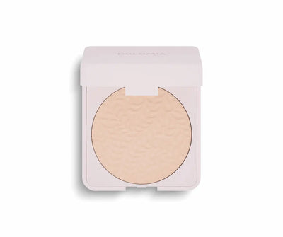Geöffnetes Dolomia Kompaktpuder in heller Nude-Nuance mit verziertem Blattmuster in rosafarbener Dose, Vorderansicht.