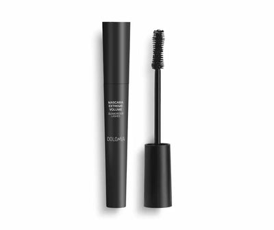Dolomia Mascara Extreme Volume Glamorous Lashes in schwarzer Hülse mit geöffnetem Applikator und Bürste daneben