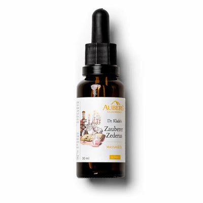Braune Tropfflasche mit Pipette, Etikett „AUBERG – Dr. Klade's Zauberer Zederus Massageöl", Illustration mit Kerzen und Buch, 30 ml