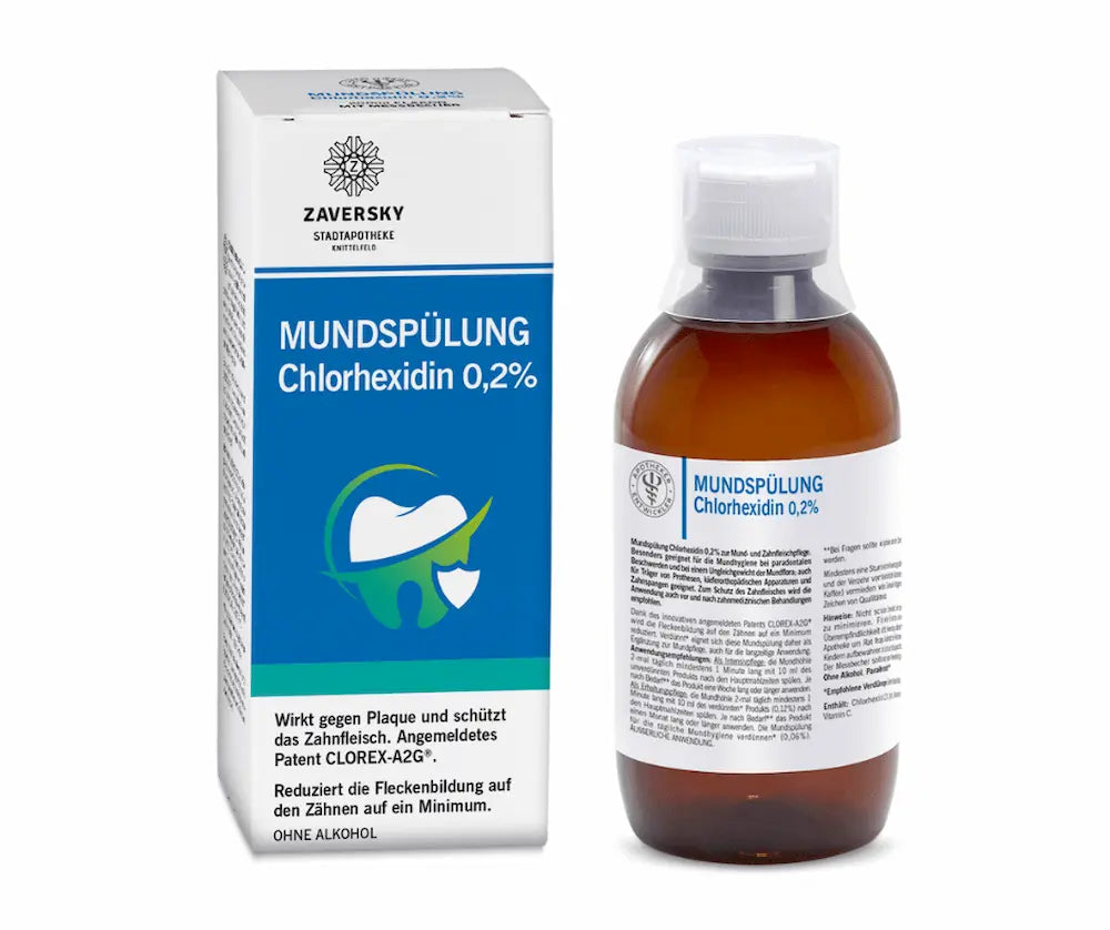 Mundspülung Chlorhexidin 0,2% von Zaversky, weiße Faltschachtel mit Zahnsymbol neben brauner Flasche mit weißem Verschluss