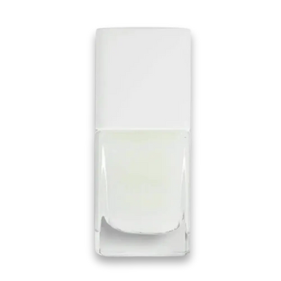 Rechteckige Nagellackflasche aus klarem Glas mit weißem Schraubverschluss und hellem, leicht grünlich-weißem Lack, Vorderansicht.