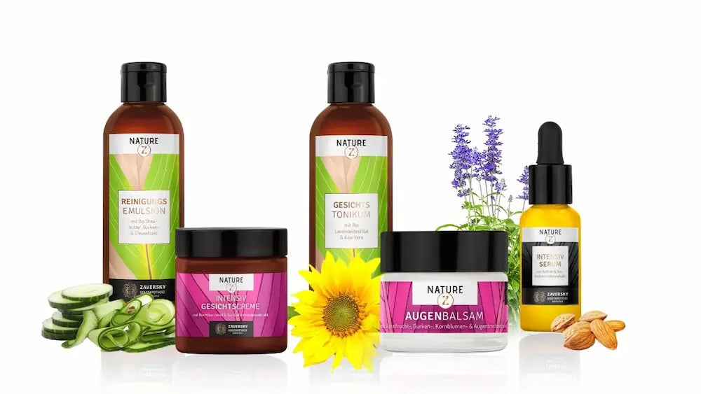 NATURE Z Gesichtspflege-Set mit Reinigungsemulsion, Gesichtstonikum, Gesichtscreme, Augenbalsam und Serum, dekoriert mit Gurke, Sonnenblume, Lavendel und Mandeln