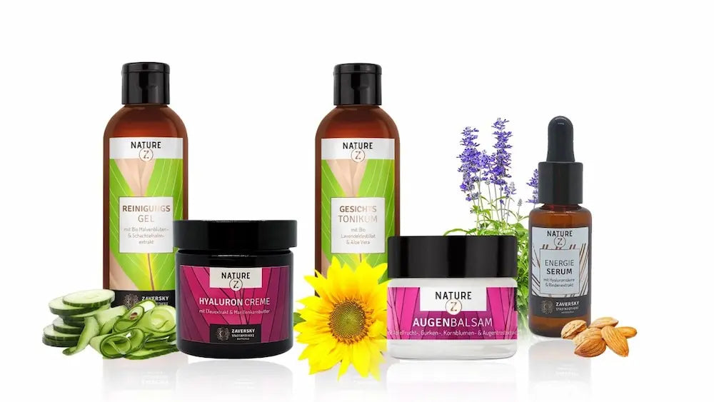NATURE Z Pflegeset mit Reinigungsgel, Hyaluron Creme, Gesichtstonikum, Augenbalsam und Energie Serum, dekoriert mit Gurke, Sonnenblume, Lavendel und Mandeln.