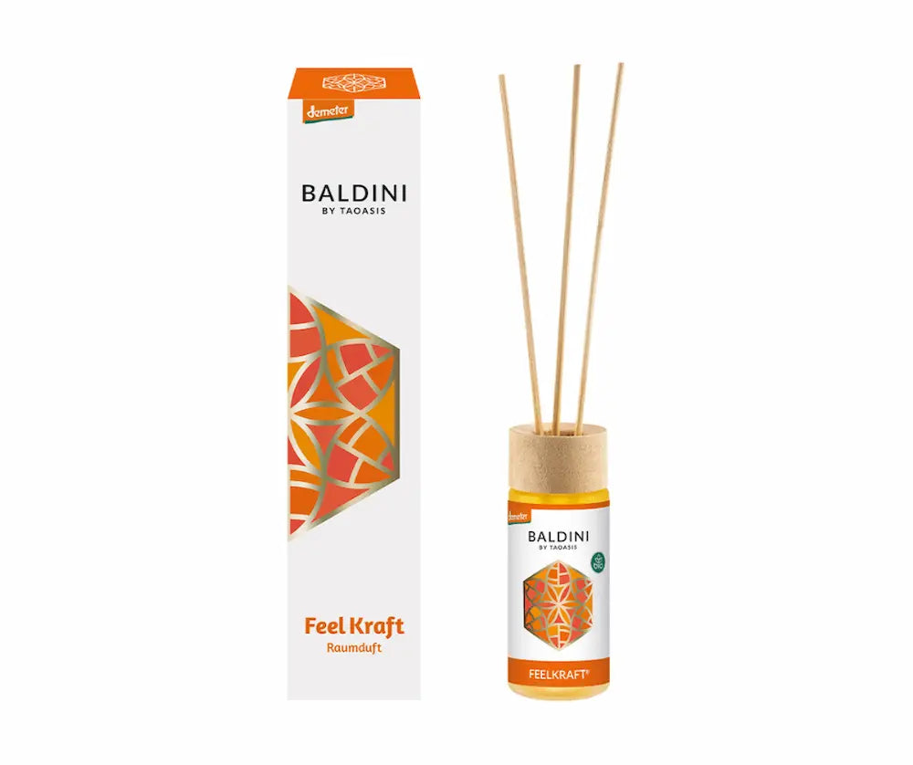 Baldini by Taoasis Feel Kraft Raumduft mit Holzstäbchen neben weiß-oranger Demeter-Verpackung, Vorderansicht