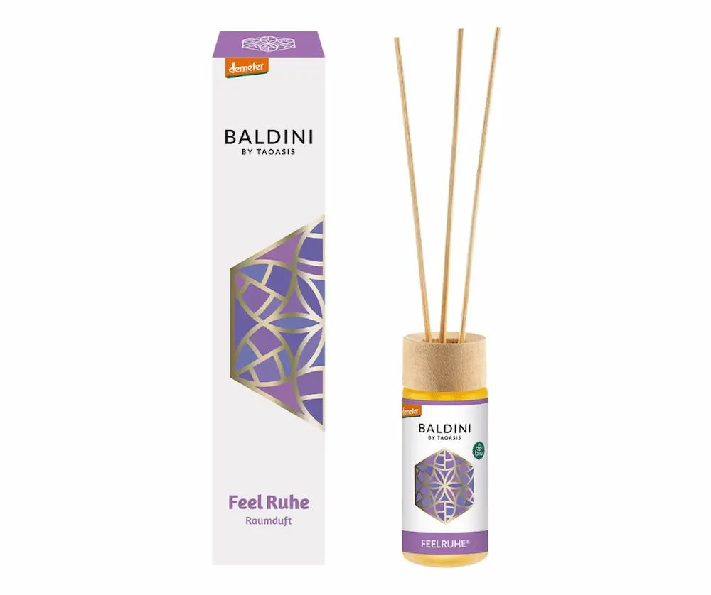 Baldini by Taoasis Feel Ruhe Raumduft mit Glasflasche, Holzdeckel und Duftstäbchen neben weißer Verpackung mit Demeter-Logo