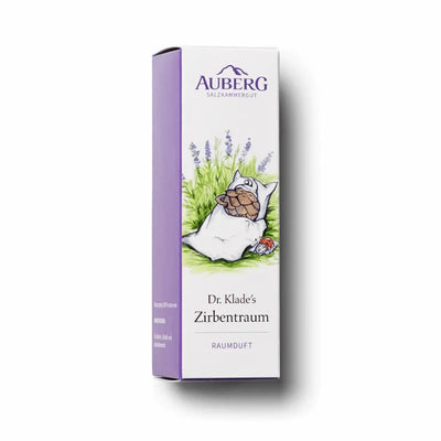 Verpackung von Auberg Dr. Klade's Zirbentraum Raumduft, lila-weiße Schachtel mit Illustration eines schlafenden Zirbenzapfens im Gras.