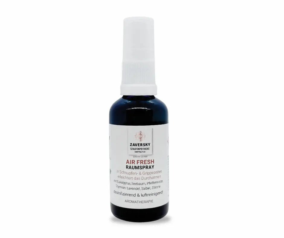 Air Fresh Raumspray der Zaversky Stadtapotheke Knittelfeld in dunkelblauer Sprühflasche mit weißem Etikett und Aromatherapie-Hinweis