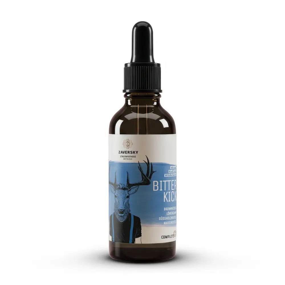 Zaversky Bitter Kick Tropfenflasche aus Braunglas mit schwarzer Pipette und blauem Etikett mit Hirsch-Motiv, Vorderansicht