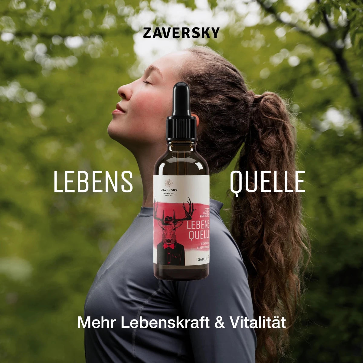 Zaversky Lebensquelle Tropfenflasche aus Braunglas mit Hirsch-Etikett vor Frau in Natur, Text „Mehr Lebenskraft & Vitalität“