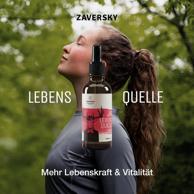 Zaversky Lebensquelle Tropfenflasche aus Braunglas mit Hirsch-Etikett vor Frau in Natur, Text „Mehr Lebenskraft & Vitalität“