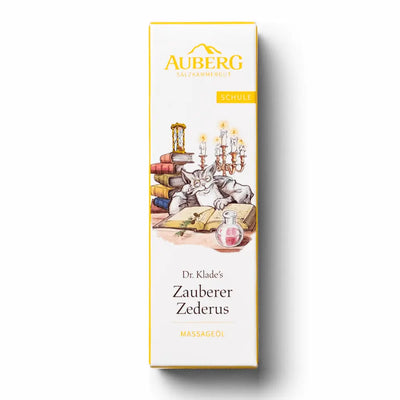 Verpackung von Dr. Klade's Zauberer Zederus Massageöl der Marke Auberg Salzkammergut, mit Illustration einer Eule an einem Schreibtisch.