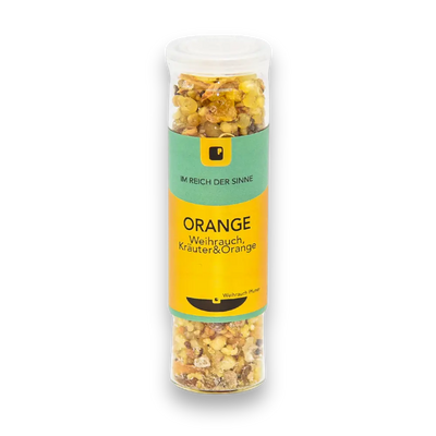 Glaszylinder mit weißem Deckel, gefüllt mit Weihrauchkörnern und Kräutern, gelb-grünes Etikett mit Aufschrift „Orange – Weihrauch, Kräuter & Orange", Vorderansicht