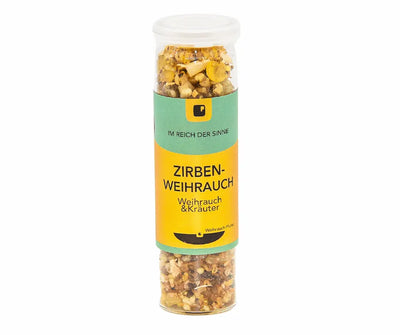 Glasröhrchen Zirben-Weihrauch mit Weihrauchkörnern und Kräutern, grün-gelbes Etikett mit Aufschrift „Im Reich der Sinne", Vorderansicht